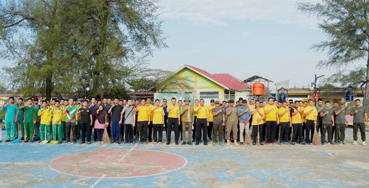 Tindak Lanjuti Arahan Presiden Terkait 'Perang Terhadap Sampah', Polres Dumai Bersama TNI dan Pemko Gelar Aksi Bersih Lingkungan di TBG