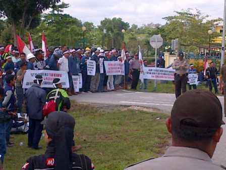 Ratusan Pendome Menuntut Adanya Uang Pesangon tak Kunjung Dibayar