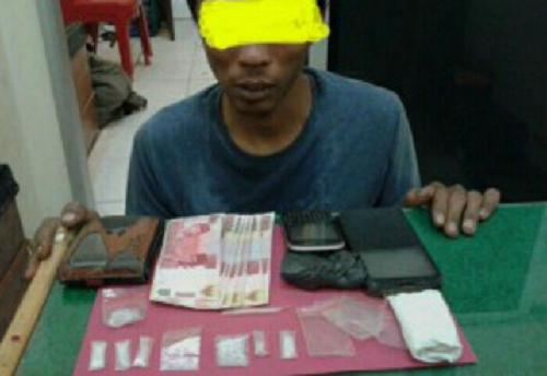 Petugas Dobrak Pintu Rumah Bandar Sabu, 8 Paket Diamankan