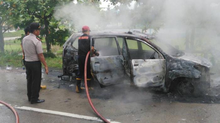 Di Depan Terminal Barang Dumai, Satu Mobil Avanza Hangus Terbakar
