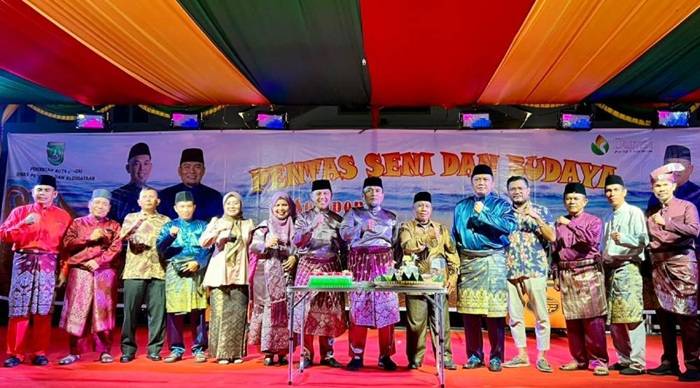 Ratusan Warga Antusias Saksikan Pagelaran Seni Budaya Sempena Hari Jadi Kota Dumai dan Bukit Kapur di Halaman Kantor Wako Dumai