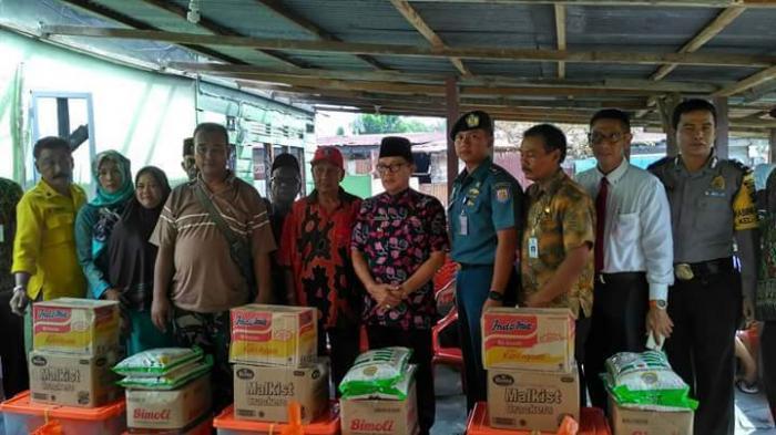 Zul AS Serahkan Bantuan Korban Kebakaran Rumah Dinas TNI AL Dumai