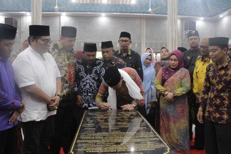 Resmikan Masjid Alfalah di Kubu, Bupati Rohil Ajak Masyarakat Jaga Kekompakan dan Silaturahmi