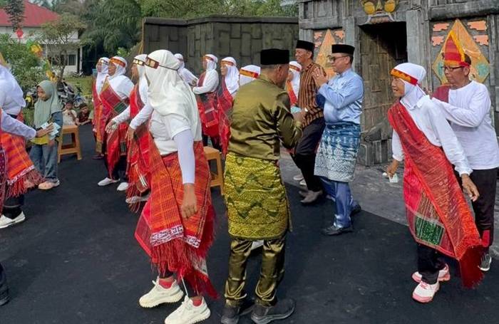 Buka Kirab Budaya Festival Gegah Gumregah di Bangko Mukti, Sekda Rohil: Kirab Budaya Simbol Kekuatan Akar Rumput Dalam Menjaga Identitas Bangsa di Tengah Arus Modernisasi