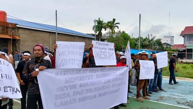 Kantor Desa Dikepung Warga, Kades Belantaraya Inhil Didesak Mundur, Sengketa Lahan Diminta Diselesaikan