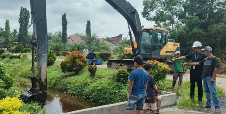 Apical Perkuat Infrastruktur Lingkungan Lewat Normalisasi Saluran Parit di Lubuk Gaung