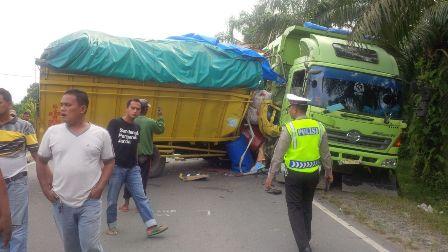 Diduga sopir Diesel Mengantuk, Menyenggol Mobil Berlawanan Arah