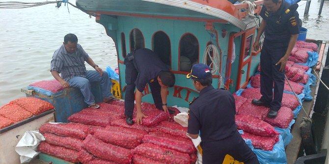 KPPBC Dumai Amankan Kapal GT 7, Muatan 700 Karung Bawang Merah Ilegal Asal Malaysia