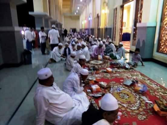 Bupati Rohul Buka Bersama Jamaah Tariqat Naqsyabandiyah di Masjid MANIC Rohul