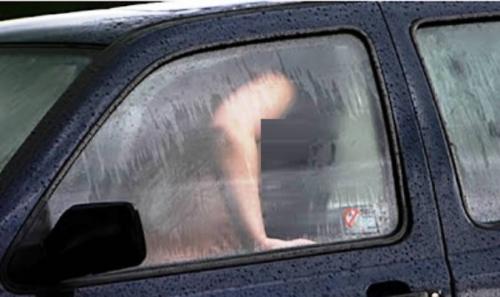 Lagi Asik Memadu Kasih di Dalam Mobil, tak Sadar Adegannya di Tonton Secara Live  
