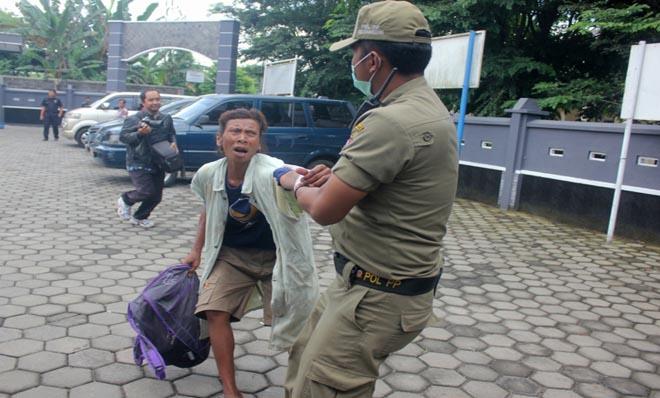 Satpol PP Lakukan Razia Gepeng, Sempat Diwarnai Perlawanan Keras