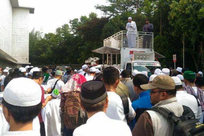 Massa Aksi Bela Ulama Berkumpul di Luar Istiqlal dan Lantunkan Doa-doa