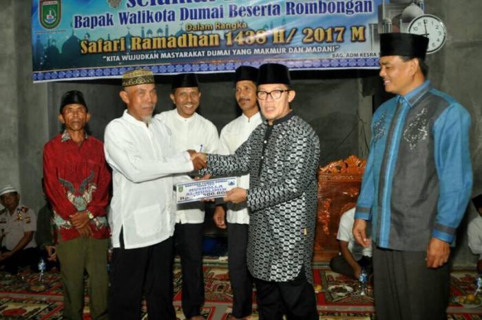  Walikota Dumai Serahkan Bantuan Masjid Di Lubuk Gaung