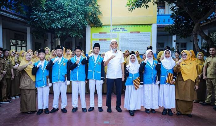 Pimpin Upacara di SMPN 1 Dumai, Wako Dumai Ajak Siswa Perkuat Keimanan dan Budaya Bersih di Sekolah
