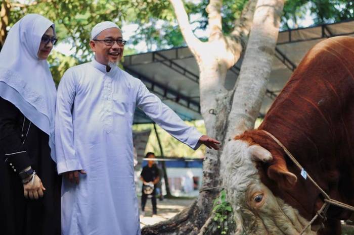 Sekdako Dumai Saksikan Penyembilihan Sapi Kurban Bantuan Presiden Prabowo di Masjid Paripurna Almanan