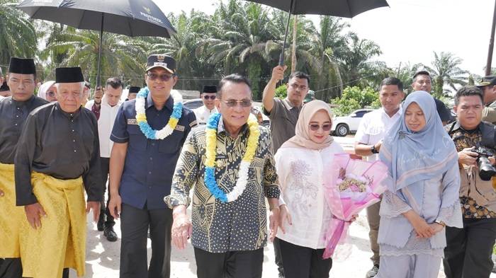 Bupati dan Wabup Rohil Salurkan Bansos Sekaligus Serukan Perang Melawan Narkoba