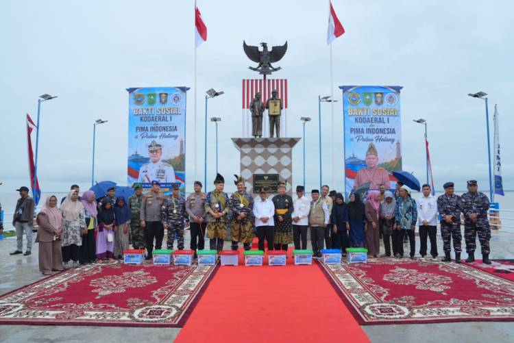 Kunjungan Dan-Kodaeral I dan Bupati Bistamam Sambangi Pulau Halang, Gelar Baksos Kesehatan hingga Prosesi Adat