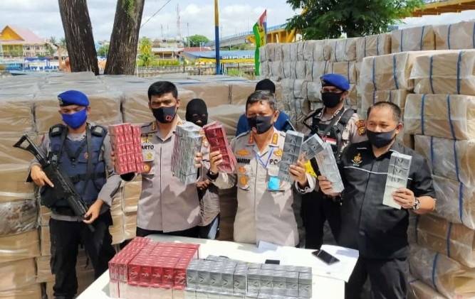 Ditpolair Polda Riau Gagalkan Penyelundupan 1.062 Dus Rokok Ilegal 
