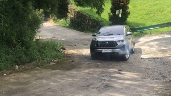 Toyota Innova Bensin 2012:  Kuat, Irit, dan Tetap Relevan? Sebuah Kajian Mendalam