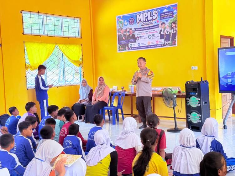 Polsek Bukit Kapur Sosialisasi Bahaya Narkoba Kepada Siswa SMPN 17 Dumai.
