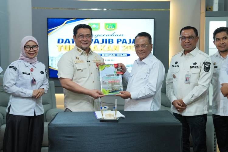 Pemprov Riau Serahkan Data Tunggakan Pajak, Bupati Bistamam Siap Optimalkan Pendapatan Rohi