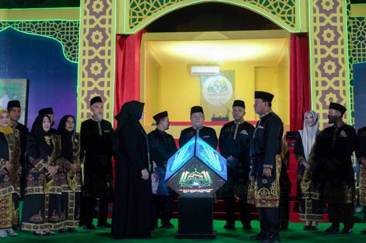 MTQ Provinsi Riau ke-44 Resmi Dibuka, Piala Bergilir Diserahkan untuk Diperebutkan 12 Kabupaten dan Kota
