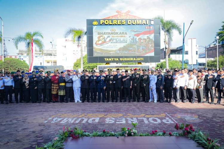 Hadiri Hari Bhayangkara ke-80, Wali Kota Dumai Apresiasi Pengabdian Polri dan Serahkan Penghargaan bagi Mitra Berdedikasi