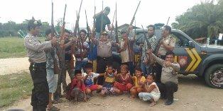Suku Talang Mamak Inhu, Serahkan Puluhan Pucuk Senjata Api ke Polisi