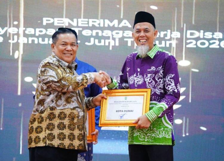 Realisasi Investasi Dumai Capai Rp5,5 T, Wali Kota H Paisal Terima Penghargaan Investasi Terbesar Peringkat II se-Riau dari Plt Gubri