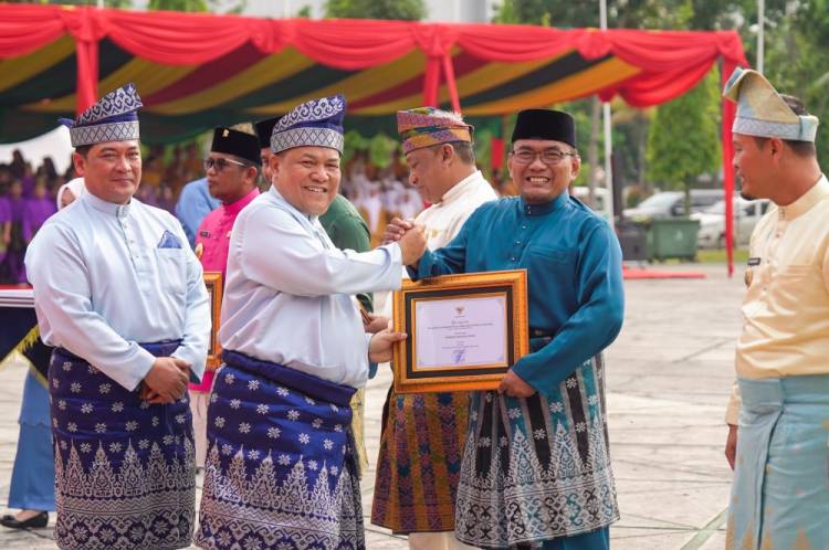 Wawako Sugiyarto Terima Penghargaan dalam Peringatan Hari Jadi Riau ke-69 di Kantor Gubernur Riau