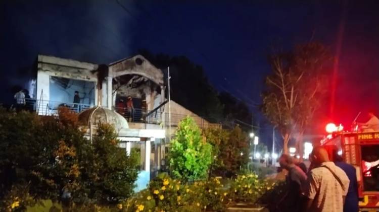 Eks Pos Unit Lantas Batu Enam Bagansiapiapi Terbakar, Damkarmat Rohil Kerahkan Tiga Armada