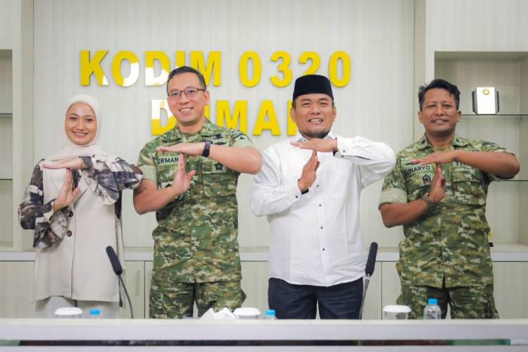 Kolaborasi Nyata untuk Rakyat, Wawako Sugiyarto dan Dandim Dumai Kupas Program Unggulan TNI AD di Ruang Podcast
