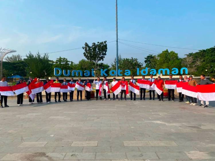 Semarak HUT RI di Dumai Kota Idaman, Kesbangpol Bagikan 3.700 Bendera Merah Putih untuk Warga Dumai