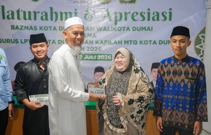 Paisal Serahkan Apresiasi bagi Kafilah Berprestasi pada MTQ Riau 2026