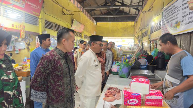 Respons Cepat Kenaikan Harga Ayam, Sesuai Arahan Bupati H. Bistamam Sekda Rohil Fauzi Efrizal Pimpin Rapat TPID dan Sidak Pasar Tradisional
