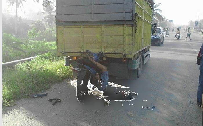 Brukkk,,, Truck Terparkir Dihantam Sepeda Motor dengan Kecepatan Tinggi