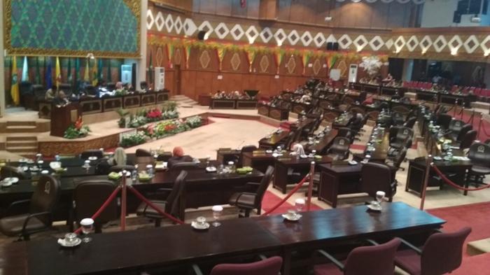 Saat Gubri Sampaikan Nota Pengantar Keuangan, Anggota DPRD Riau "Kompak" Tinggalkan Ruang Paripurna