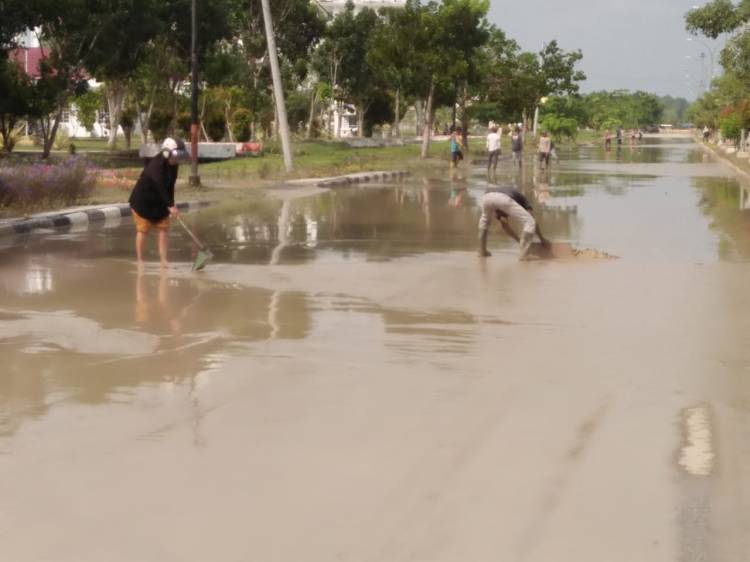 Banjir Berlumpur Sungai Rokan Genangi Jalan Raya Kawasan Perkantoran Batu Enam Bagansiapiapi