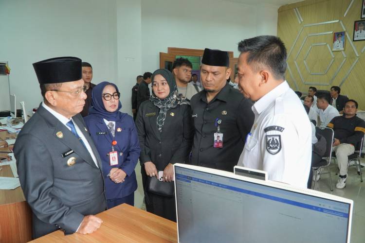 Dukung Transformasi Digital, Bupati Rohil H. Bistamam Tinjau Perekaman TTE Bagi PPPK Paruh Waktu
