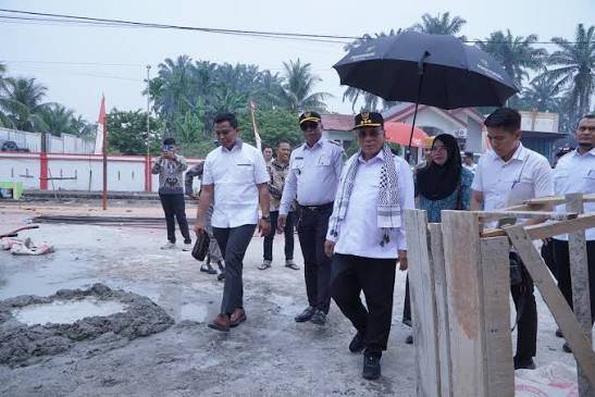 Bupati Rohil Tinjau Progres Pembangunan Kantor Kepenghuluan Harapan Makmur Selatan, Apresiasi Produktivitas Masyarakat