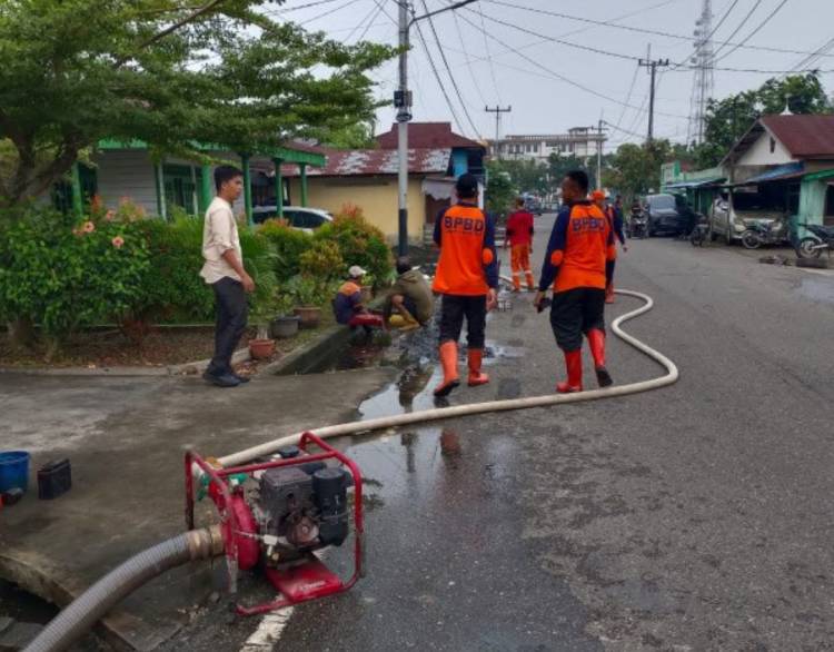 Siaga Banjir, BPBD Rohil Terjunkan Satgas untuk Normalisasi Drainase Tersumbat di Jalan Selamat