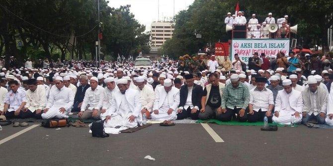 Polemik Salat Jumat di Jalan Sampai MUI Diminta Keluarkan Fatwa