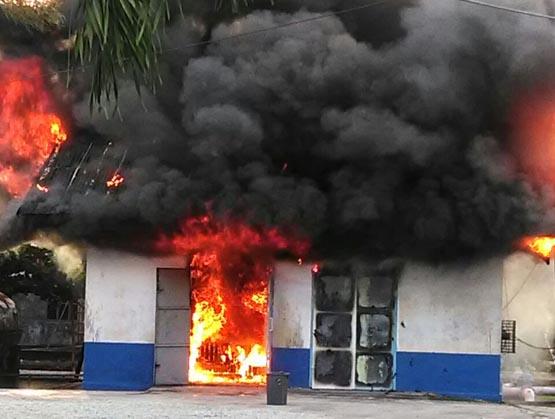 Berawal Dari Percikan Api, Gudang Mesin Ginset PDAM Bengkalis Terbakar