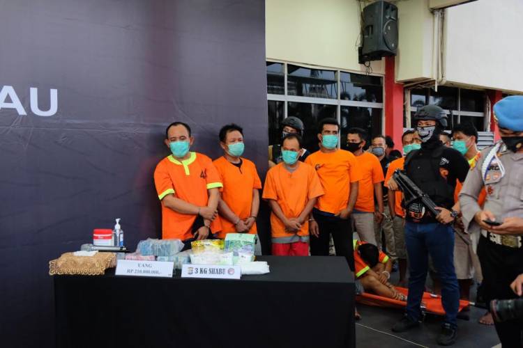 Pengedar Narkoba Bersenpi Dibekuk Polda Riau