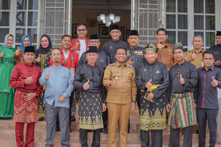 Bupati Rohil Ajak Pengurus LAMR Lestarikan Adat Melayu di Negeri Seribu Kubah