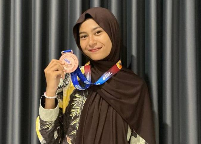 Tiara Nopi Lestari Siswi MAN 1 Rohil Raih Perunggu Ajang OMI Nasional 2025, Bupati Rohil Beri Apresiasi