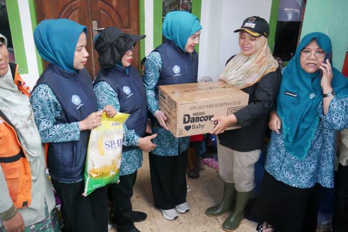 Di Tengah Hujan dan Longsor, Bantuan TP PKK Rohil Tiba di Malalak Saat Korban Masih Dicari