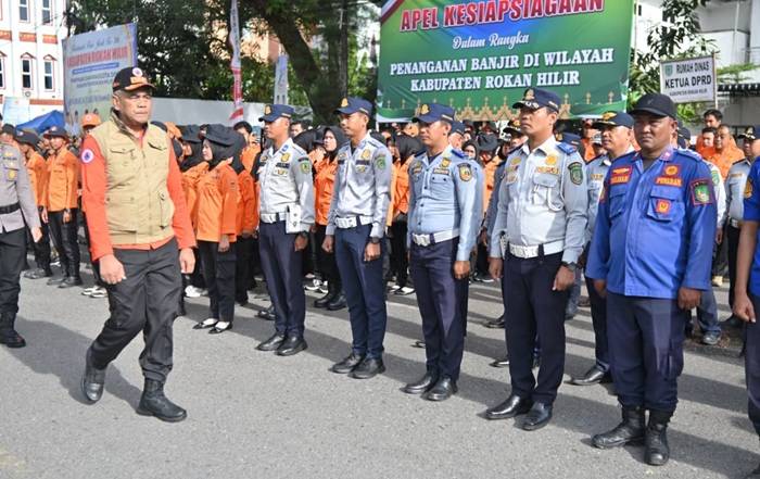 BPBD Rohil Ingatkan Nelayan Tunda Melaut, Gelombang Tinggi Ancam Pesisir Rohil, 2 Kapal Masih Hilang
