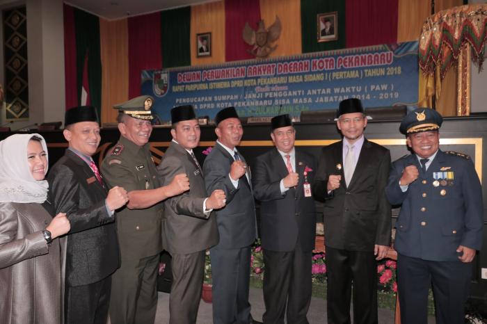 Galeri Fhoto DPRD Pekanbaru Pelantikan PAW Zulkarnain dari Fraksi PPP Menggantikan Said Usman Abdullah